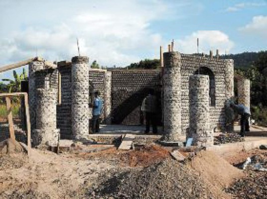 Alemán construye casas con botellas de gaseosas