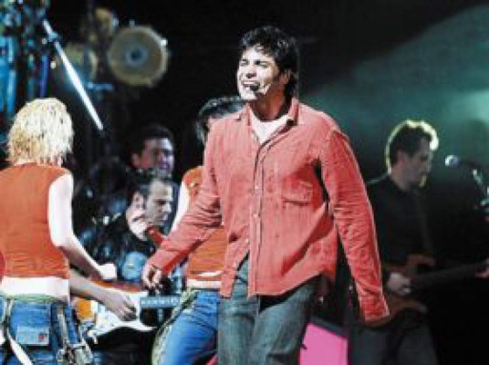 Chayanne visita albergue mexicano