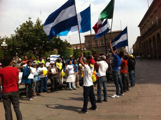 Hondureños llegan a San Luis Potosí cantando el Himno Nacional