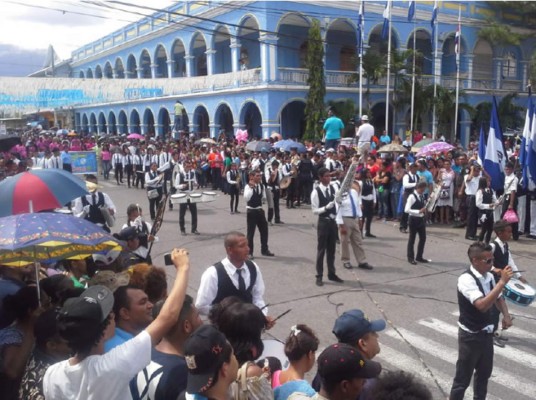 La Avenida San Isidro de La Ceiba se pinta de azul y blanco