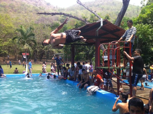 Veraneantes disfrutan en los balnearios de Honduras