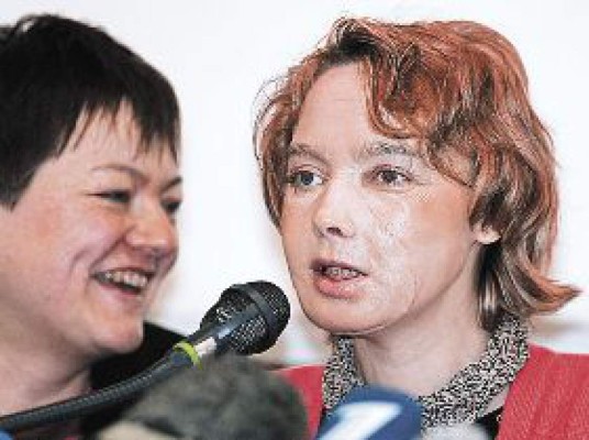 Mujer que recibió trasplante muestra su rostro al mundo