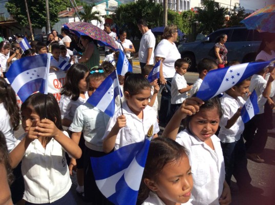 Escolares rinden tributo patrio en San Pedro Sula