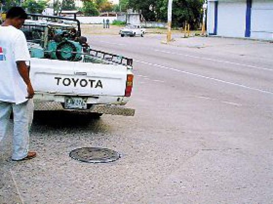 Instalan tapaderas de concreto en SPS