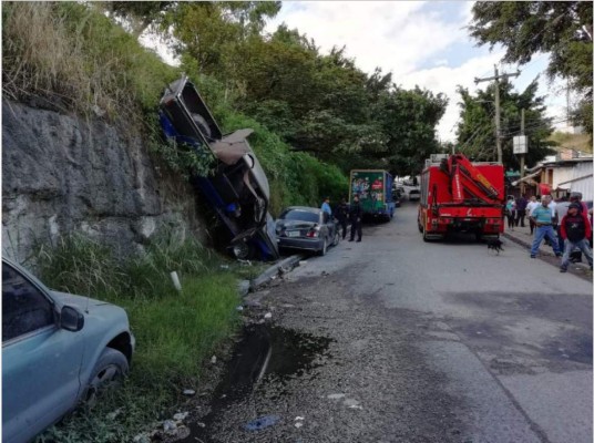 Automóvil cae a un barranco y deja dos heridos en Tegucigalpa
