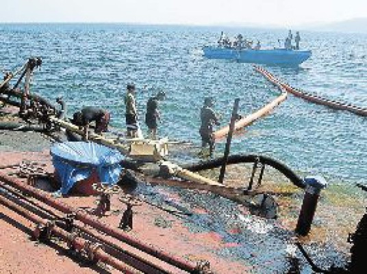 Aún no hay fecha para sacar barcaza