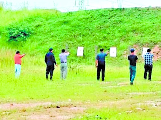 Capacitan a fiscales en defensa personal y manejo de armas