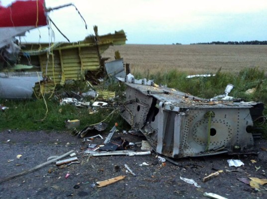 Avión de Malasia se estrella con 295 pasajeros en Ucrania
