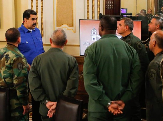 Negociación secreta de militares para sacar a Maduro terminó con celulares apagados