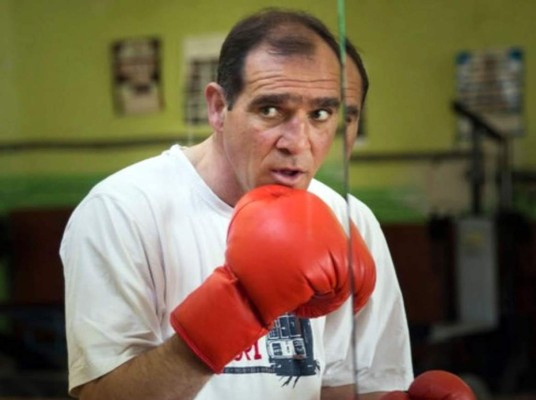 El último hombre que venció a Mayweather apenas sobrevive