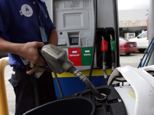 Ligeras alzas desde mañana en las gasolinas; solo el diésel cae 21 centavos