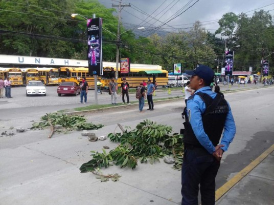 Con plantones estudiantes de la Unah-vs exigen seguridad
