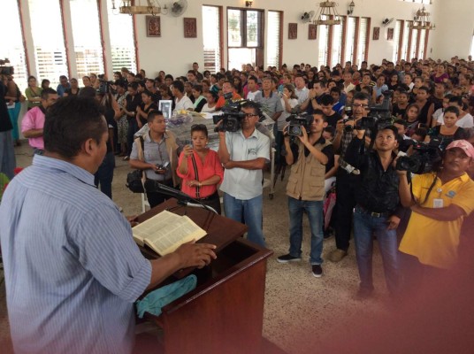 Sepultan al periodista hondureño Herlyn Espinal entre aplausos