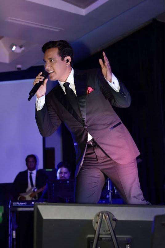 El joven artista vistió de gala como acostumbra en sus presentaciones.