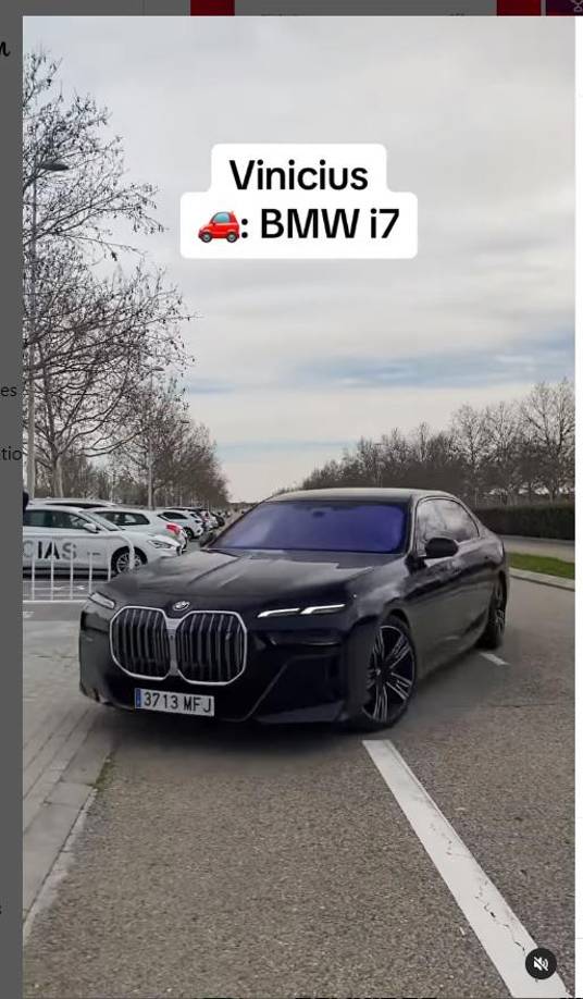 Así es el coche que conduce el futbolista Vinicius.