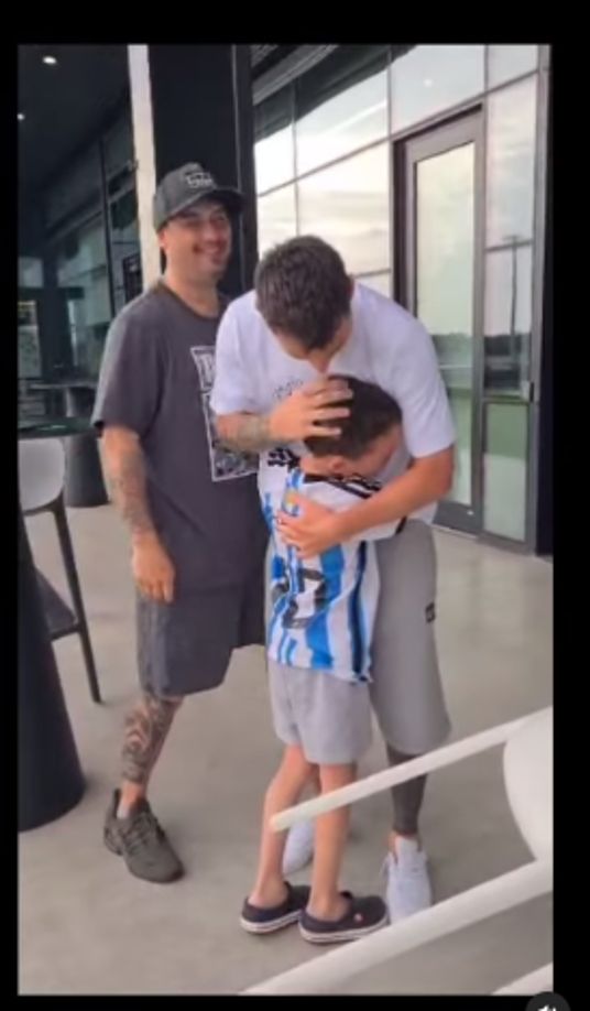 Y su sueño se cumplió, ya que “Manu” conoció a su ídolo y en cuanto lo vio fue incapaz de sostener las lágrimas y le dio un fuerte abrazo a Lionel Messi.