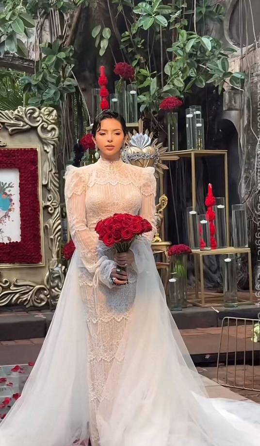 Y es que medios de la Farándula en México, tras enterarse de la noticia de la unión matrimonial entre Christian Nodal y Ángela Aguilar empezaron a compartir fotografías, detalles de invitados y hasta actos de la boda de los cantantes en redes sociales, ya que los mismos decidieron casarse en privado en una de las haciendas del papá de Ángela Aguilar.