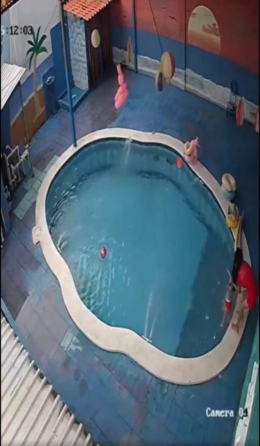 Es sobre los siete minutos que aparece una mujer y saca a la niña de la piscina. 