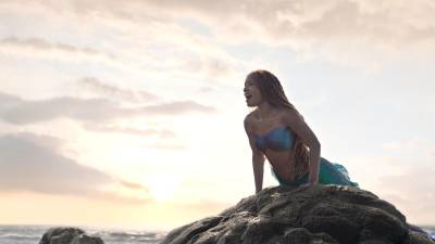 Halle Bailey mientras interpreta a Ariel en una escena de la película The Little Mermaid.