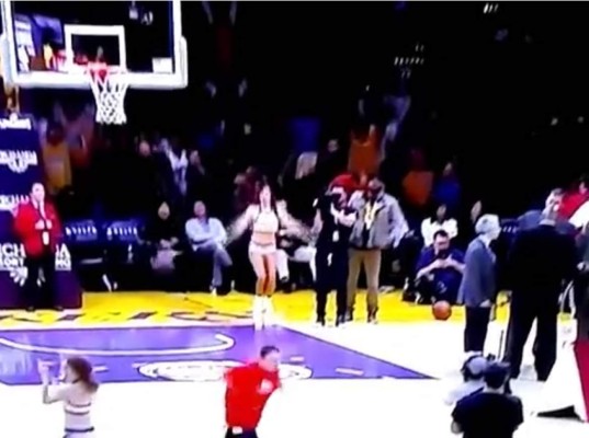 Aficionado se gana $95,000 al encestar una pelota desde la media cancha