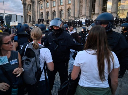 Policía dispersa manifestación 'anticorona” en el corazón de Berlín