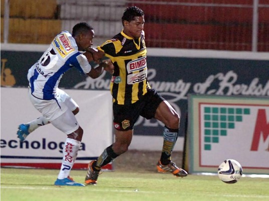 Victoria gana y amenaza con dejar fuera al campeón Real España