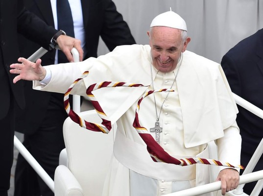 El papa Francisco a los adolescentes: 'La felicidad no es una 'app''