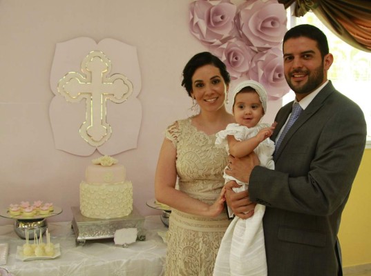 Marianne Castillo recibe el sacramento del bautismo