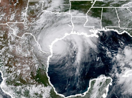 Huracán Harvey golpea con furia la costa de Texas
