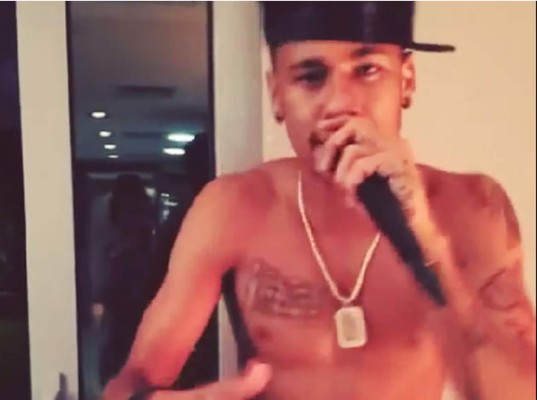 Locura en redes causa video de Neymar cantando rap