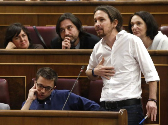 Beso entre diputados españoles sorprende en Congreso