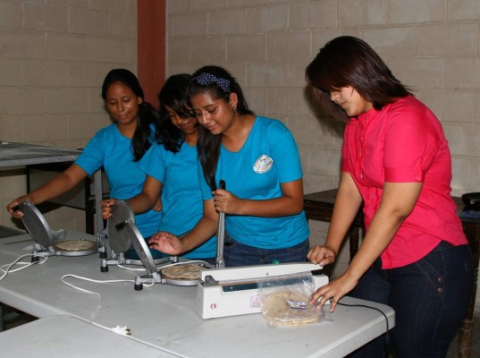 Ponen a prueba su talento de empresarios para graduarse