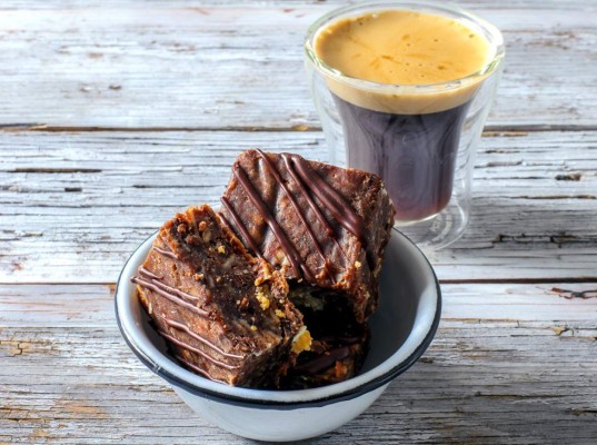 Brownies con cacahuate garapiñadas