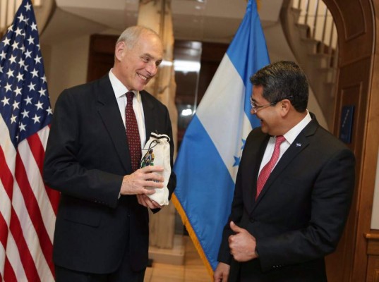 Juan Orlando Hernández habla de seguridad con William Brownfield y John Kelly