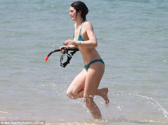 Kim Kardashian luce su bikini con orgullo