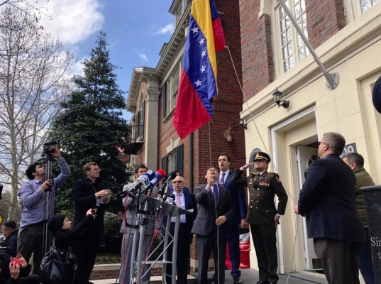 Embajador de Guaidó asume control de sedes diplomáticas en EEUU