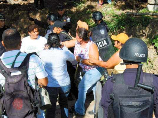 Desalojan y derriban casas a cuarenta familias