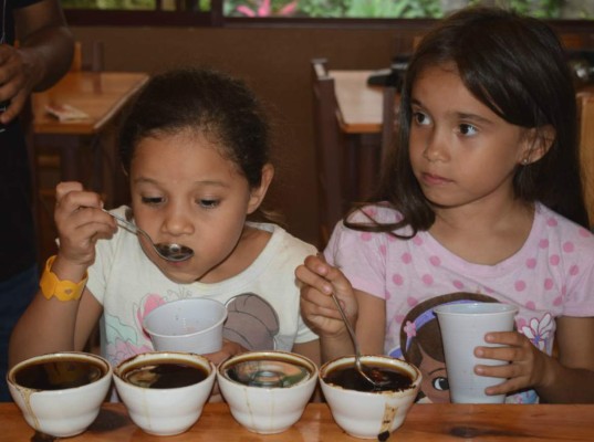 Fomentan la catación de café en niños de La Paz