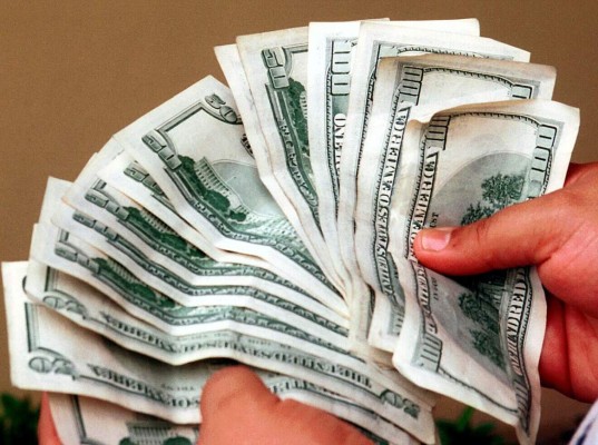 Euro sube ante el dólar por tomas de beneficios