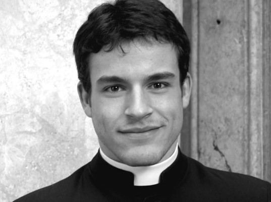 Curas guapos hacen calendario para ayudar