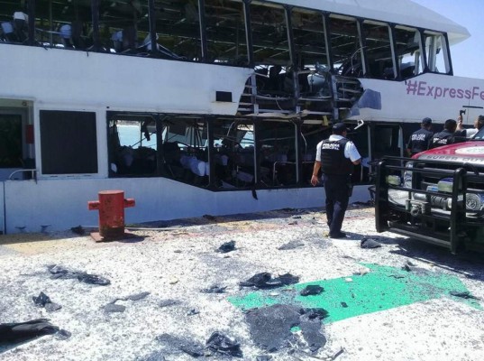 Explosión de ferry en playa del Carmen deja 18 heridos