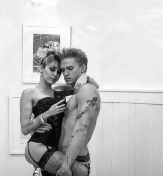 Sin embargo, este fin de semana Cody ha dejado de lado esa timidez habitual para dejar boquiabiertos a sus seguidores de Instagram con una serie de fotografías de Miley en lencería.