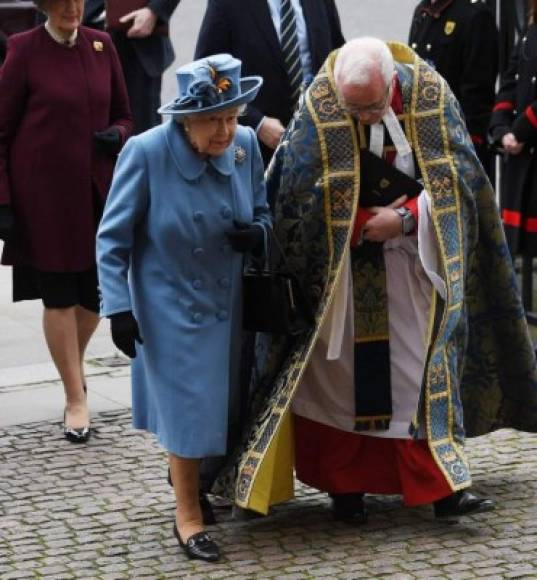 La Reina vestía un delicado abrigo cruzado de cachemira azul marino de Stewart Parvin.