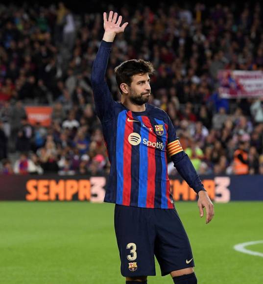 El saludo de Gerard Piqué a los aficionados del Barcelona en el Spotify Camp Nou.