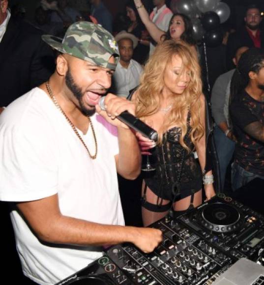 Bajo el claim 'One of a kind' (1 OAK) - que mal traducido podría signficar algo parecido a 'única en su género', Mariah Carey debutó como DJ en el Mirage Nightclub de Las Vegas con un outfit de gusto dudoso.