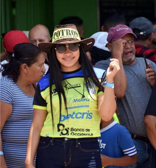 Otra linda aficionada de los Potros del Olancho FC.