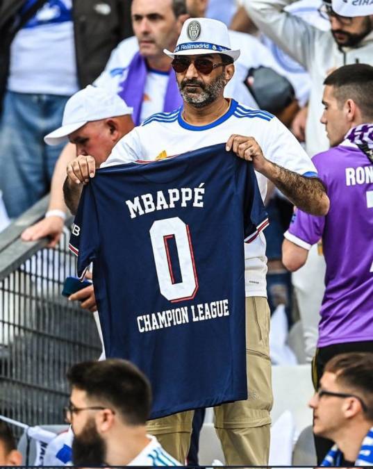 Este aficionado del Real Madrid no olvida a Kylian Mbappé por su no fichaje con los blancos y mostró esta camiseta en el estadio.