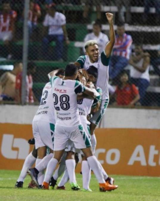 La celebración de los jugadores del Platense tras el segundo gol de Winston Mezú Viveros.