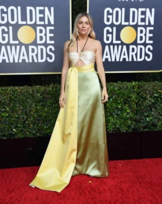 La actriz Sienna Miller lució un vestido amarillo demasiado rígido, parecía parte de la decoración.