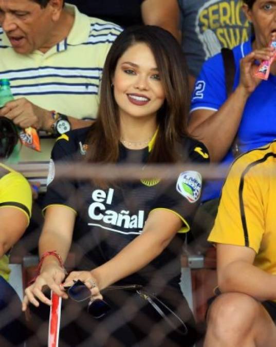 Sirey Morán, Miss Honduras 2016, no se perdió el partido de su amado Real España contra el Real de Minas.